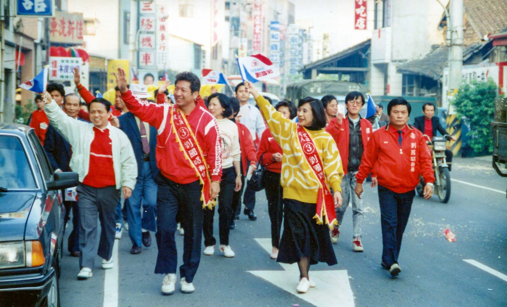 1989年立委選舉,劉國昭、林桂朱夫婦在立委劉碧良(左)、縣議員張源秀(右)陪同下遊街造勢。何來美攝