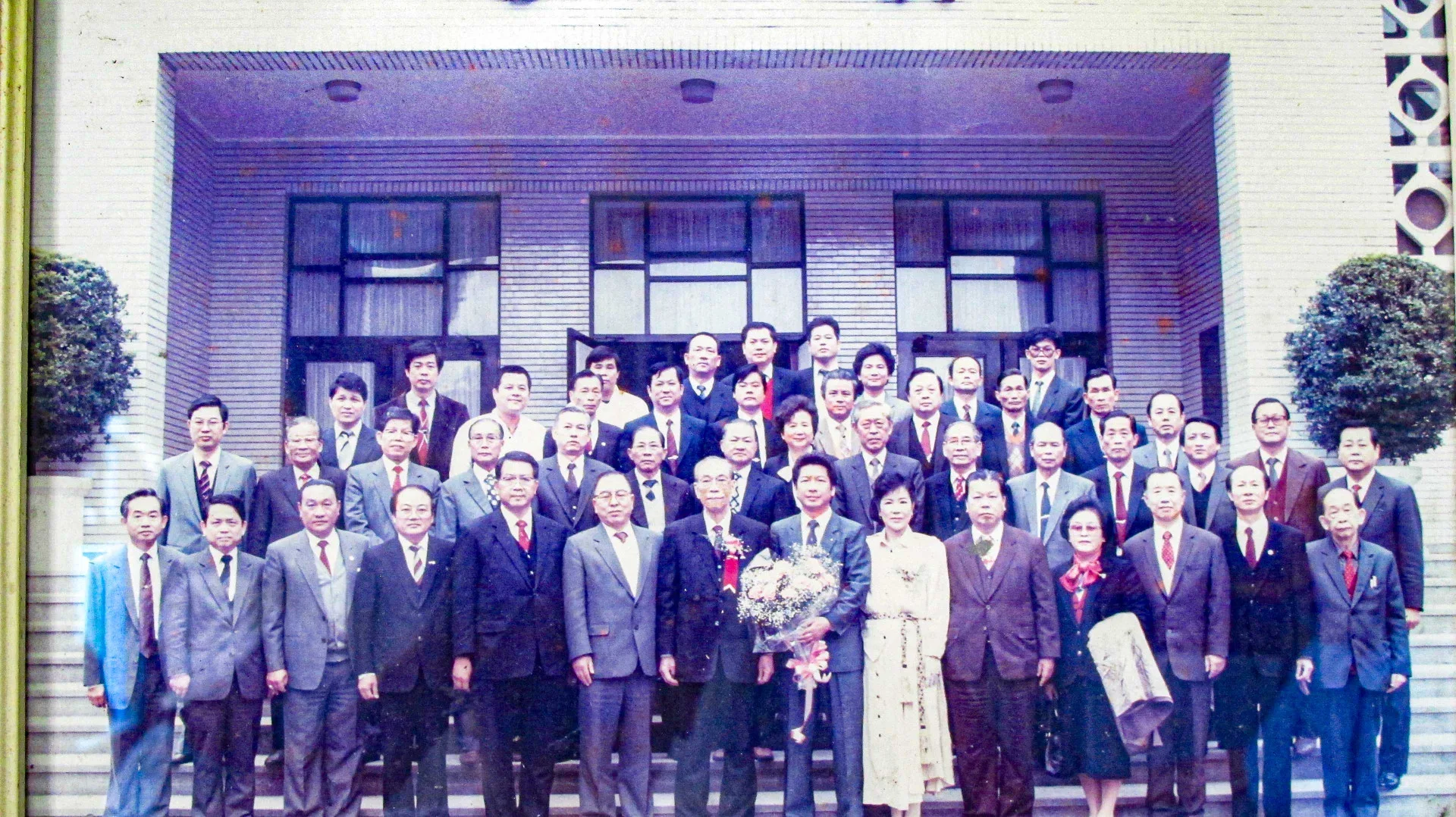 1989年2月24日劉闊才當選立法院長,次日苗栗縣劉派人士前往立法院恭賀合影,前排左五是縣長謝金汀、左四議長徐文治、左二立委劉碧良、右四校長陳梅妹、右五前立委邱仕豐。何來美翻攝