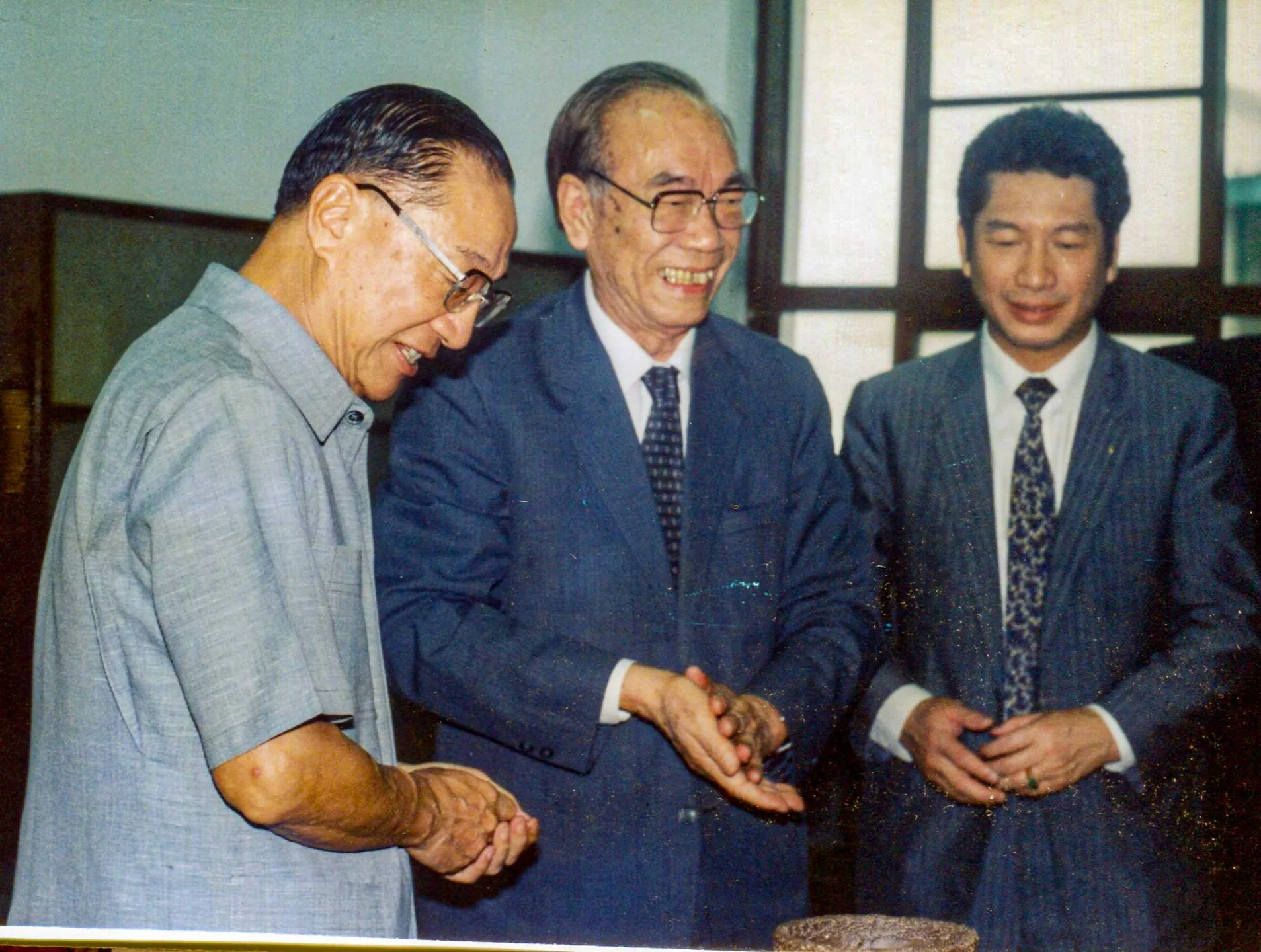 已故行政院長俞國華1989年卸任前到苗栗縣視察,劉闊才、劉國昭父子在苗栗宅熱情接待。何來美攝
