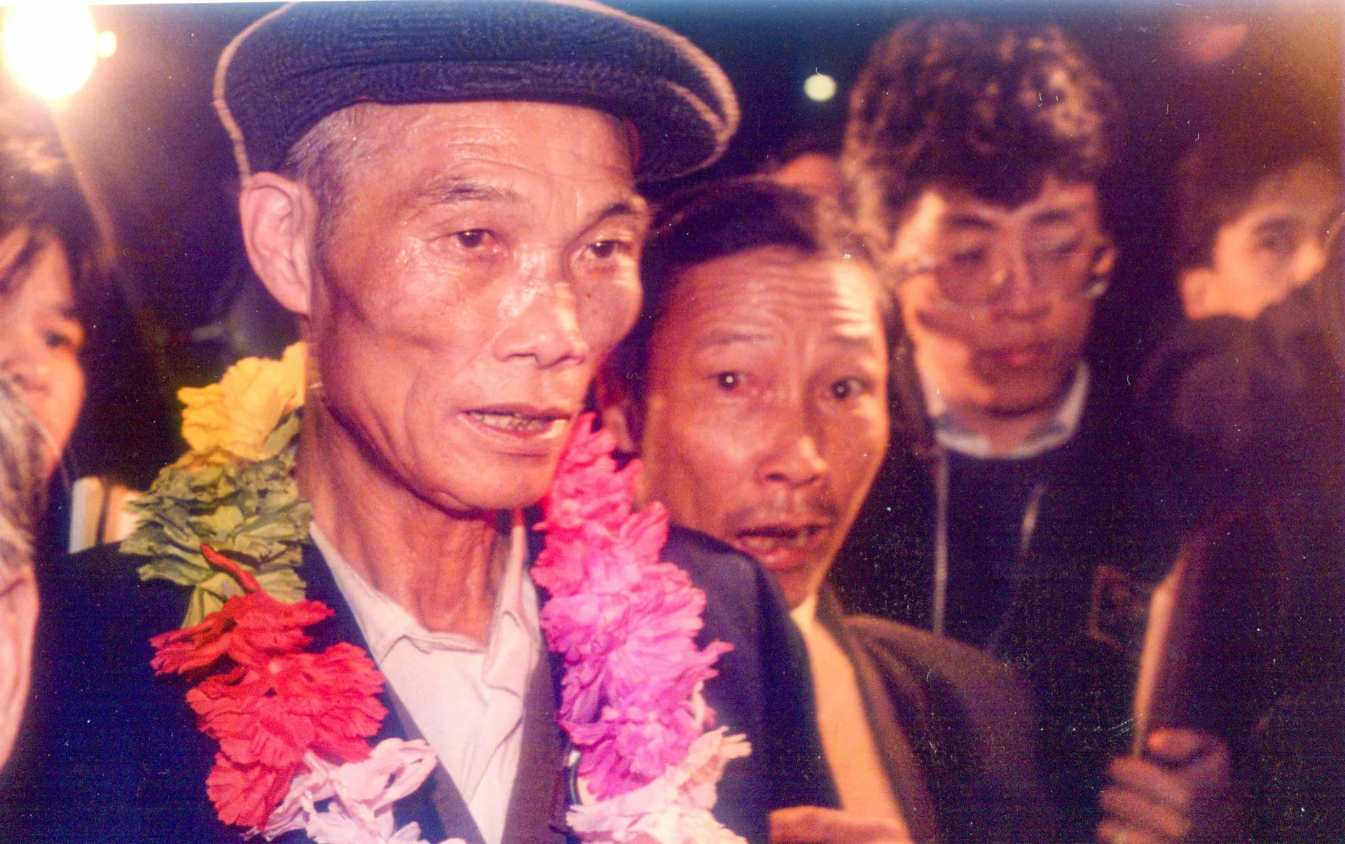 謝源拔是首位返鄉探親的台籍老兵,1988年12月19日深夜他步出中正機場,旅途的疲憊與驚喜,讓他汗流浹背。何來美攝