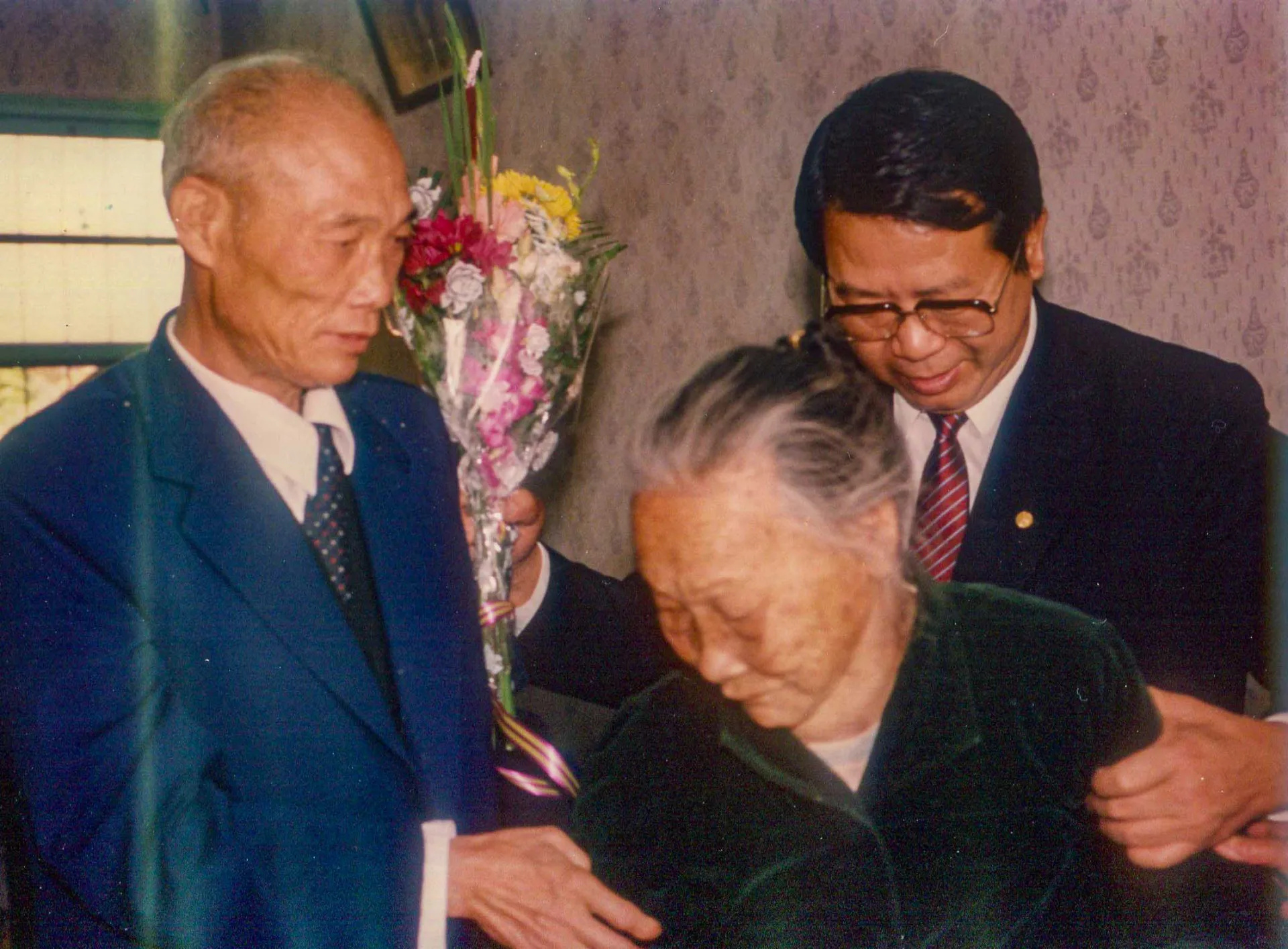 苗栗縣長謝金汀前往謝宅恭喜謝源拔返鄉,與謝羅裕妹、謝源拔母子合影。何來美攝