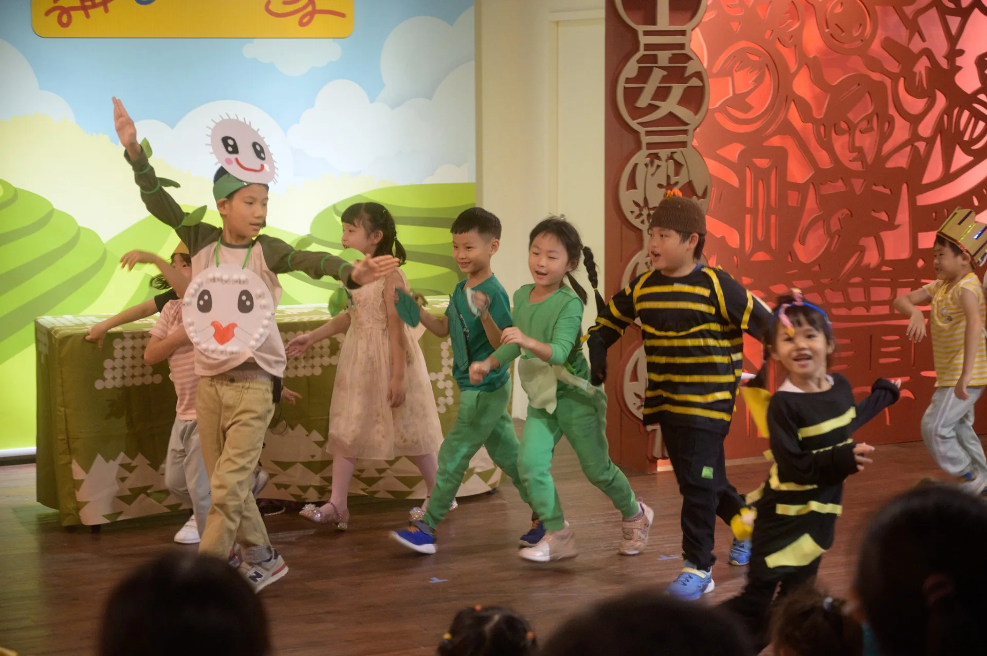 即將發表的《毋記得,無關係》,孩子們歷經多週排練,成果發表會當天將與家長同台演出。台北市客家文化基金會提供