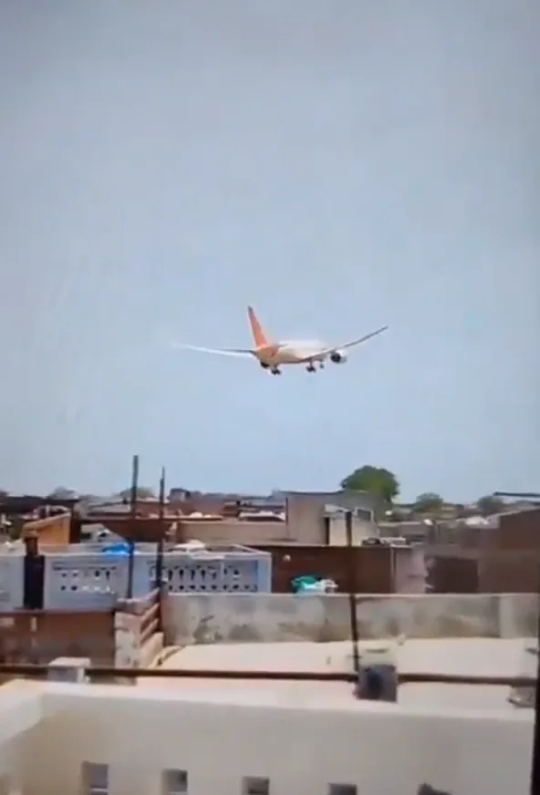 印度航空失事班機墜毀前畫面。翻攝網路