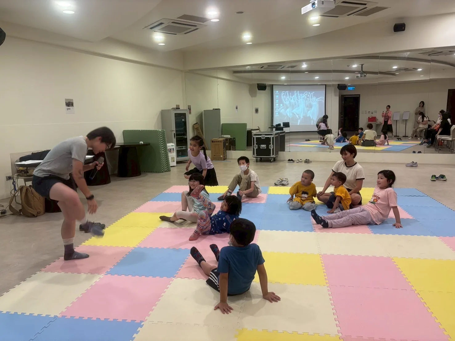 今年度的「講客小聚場」由「自然而然劇團」規劃兒童客語繪本戲劇課。台北市客家文化基金會提供