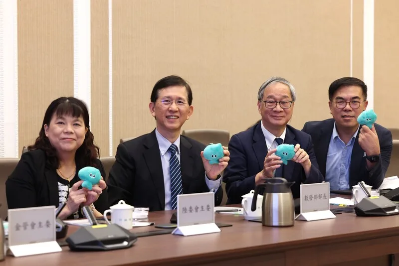 文化部長李遠12日在行政院會中,致贈各部會首長世博台灣吉祥物a-We,環境部長彭啓明(右起)、文化部長李遠、數發部長黃彥男、陸委會副主委李麗珍。文化部提供