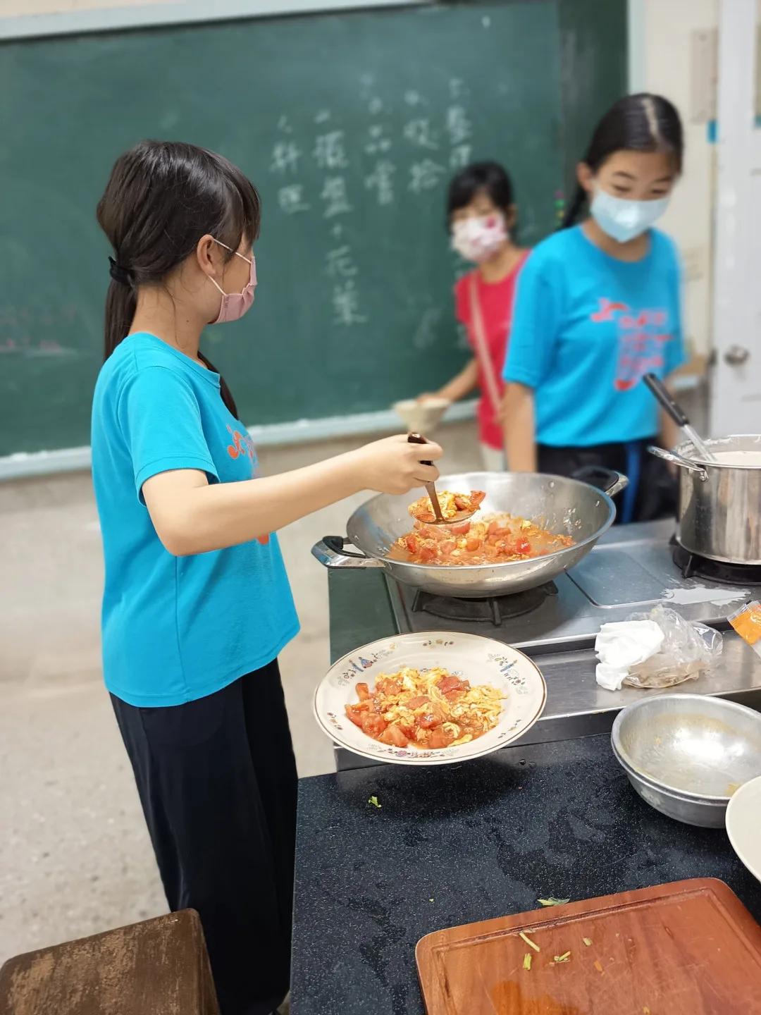 孩子親自烹飪謝師宴。翻攝龍肚國小FB