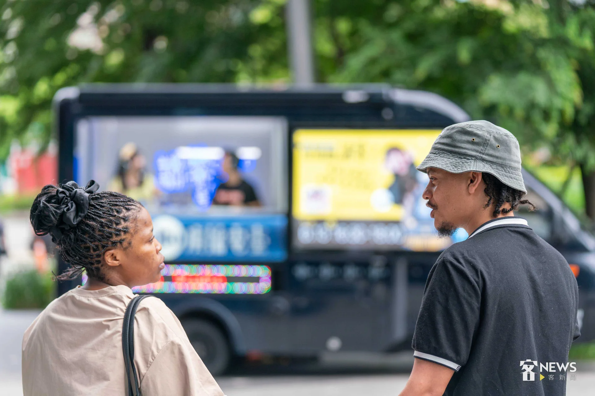 放寬外國特定專業人才符合一定條件者，其本人及依親親屬申請永久居留的規定。圖為外國民眾在講客號前面駐足。李台源攝