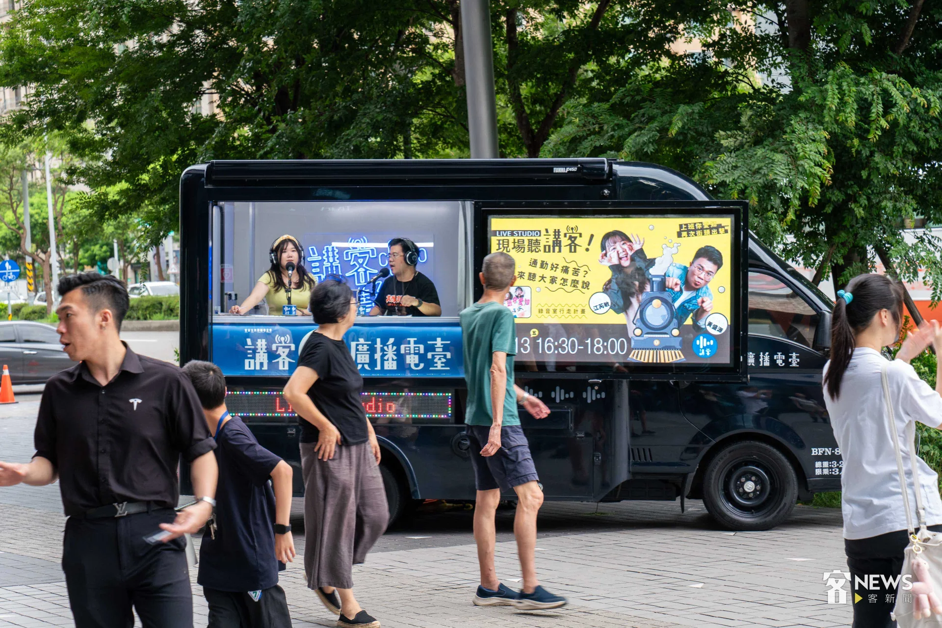 講客廣播電臺5G行動直播車「講客號」今天在竹北遠百錄製廣播節目,吸引民眾駐足。李台源攝