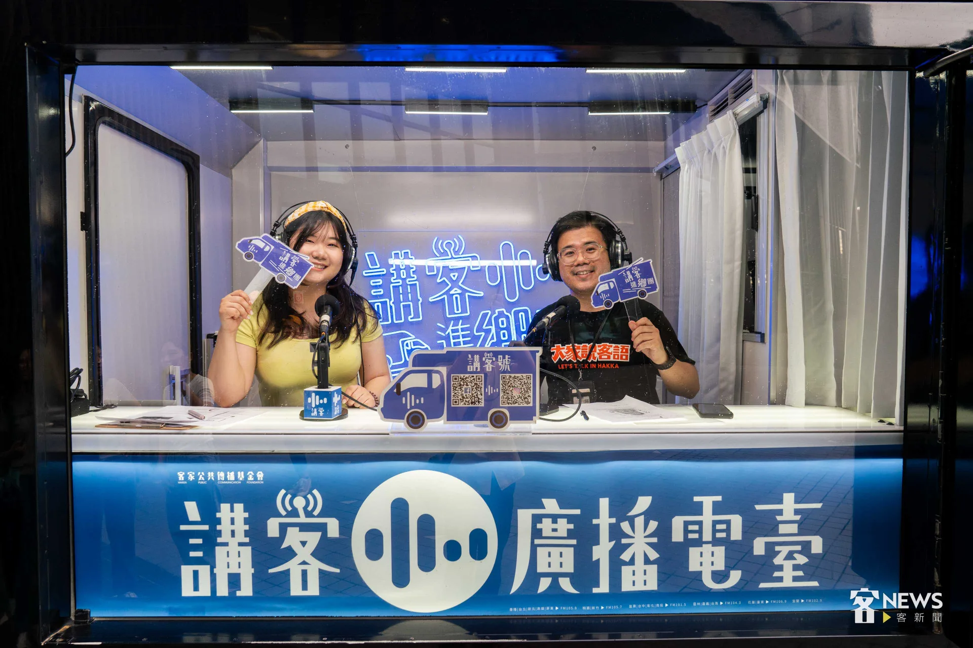 《上班你愛知》主持人江芮敏(左)與黃盛源(右)。李台源攝