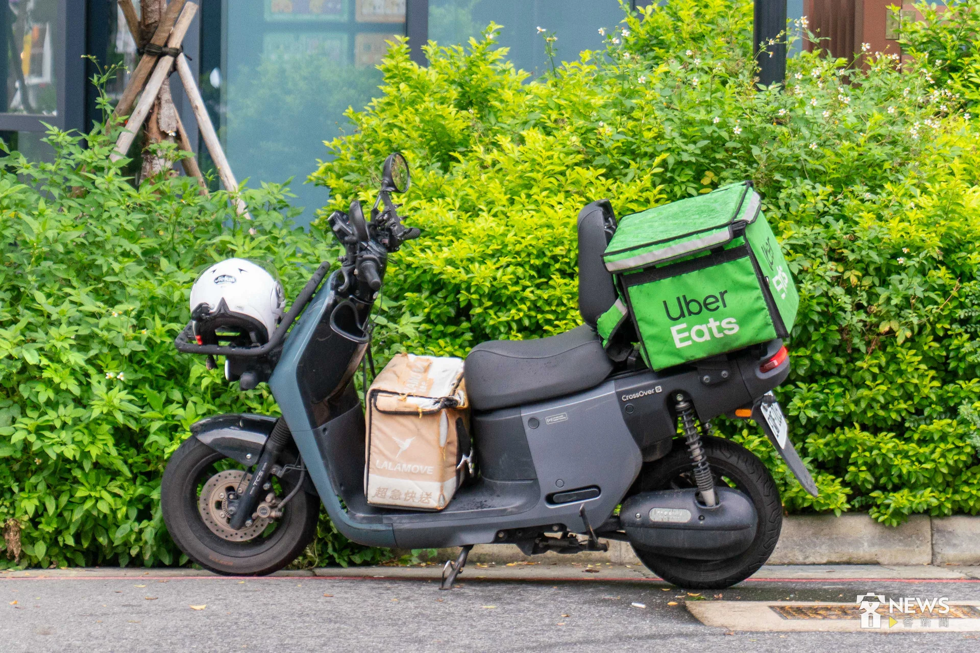 立法院會今（6）天三讀通過「外送員權益保障及外送平臺管理法」。Uber Eats、外送。李台源攝（資料照）