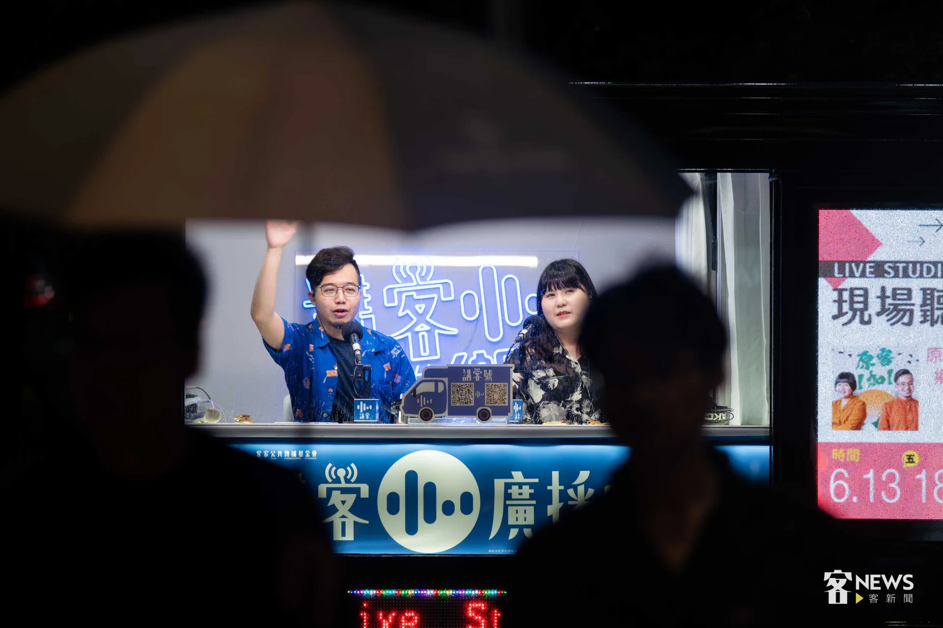 儘管傍晚下起陣雨,不過仍有不少人聽到講客號上的客語廣播便駐足停留。李台源攝