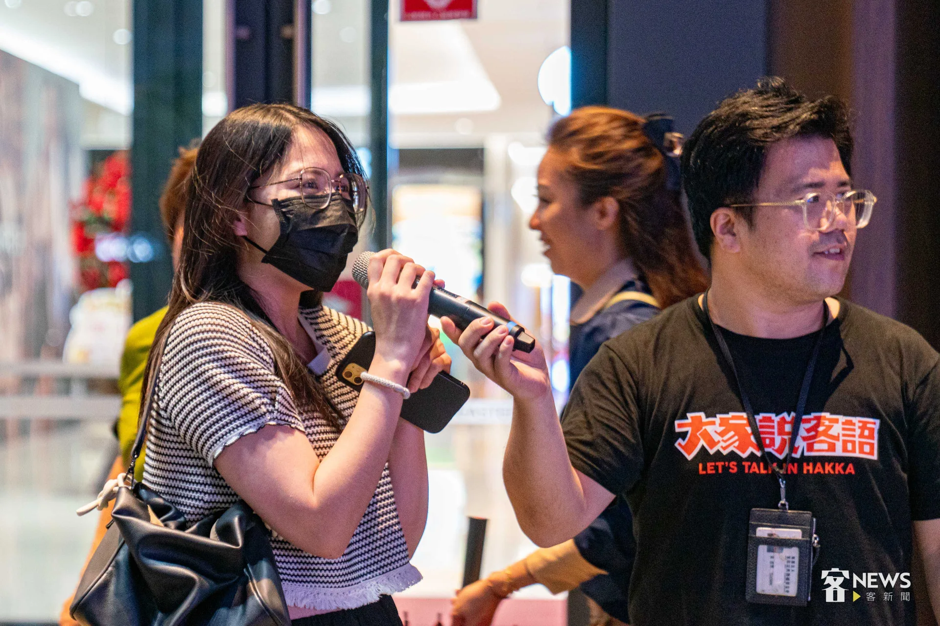 民眾拿起麥克風(左),與講客號上的《原客1加1》主持人陳佾玄、ilaS陳怡廷話家常。李台源攝