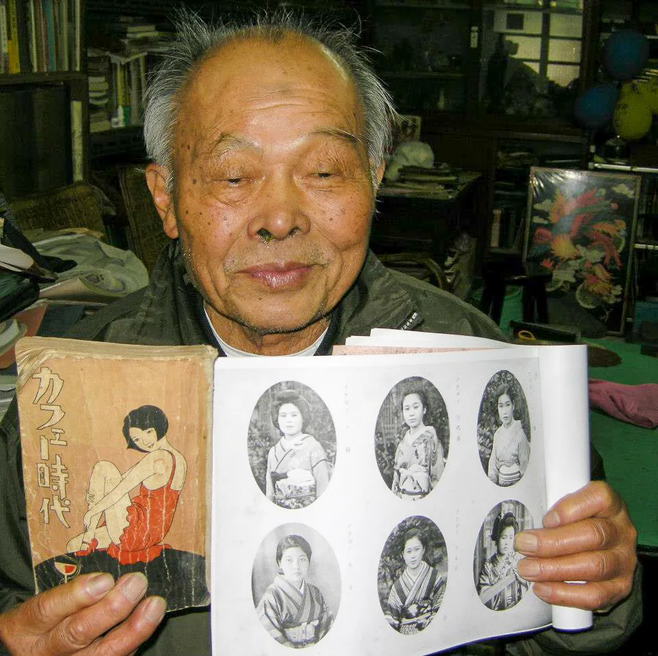 竹東文史工作者黃榮洛手持寫真集。陳權欣攝