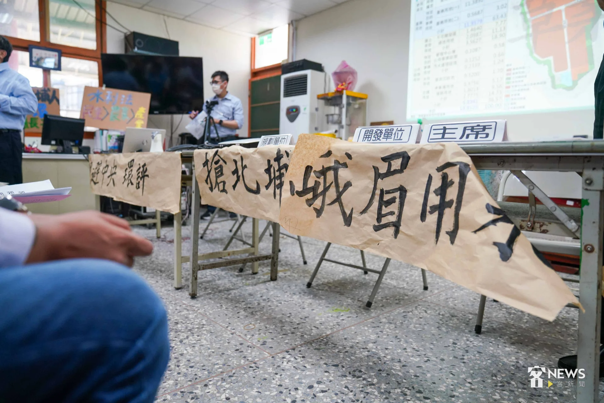 東茂公司在峨眉中盛村舉辦「東茂智慧產業園區」開發說明會,地方民眾在現場布滿標題抗議。李台源攝