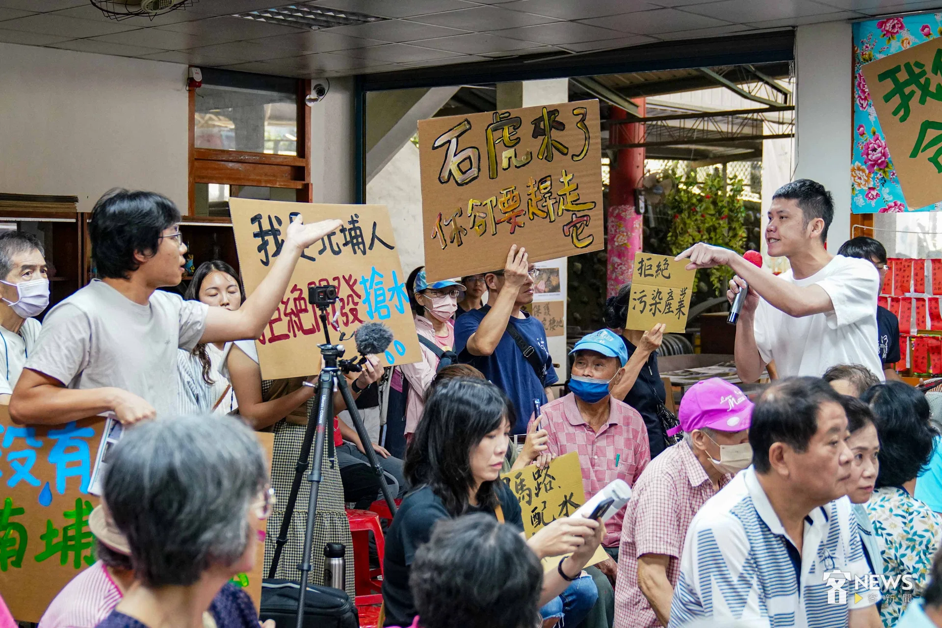 支持開發的民眾（右邊穿白衣者），與反對開發的李嶽（左邊穿灰衣者）爆發激烈爭執。李台源攝