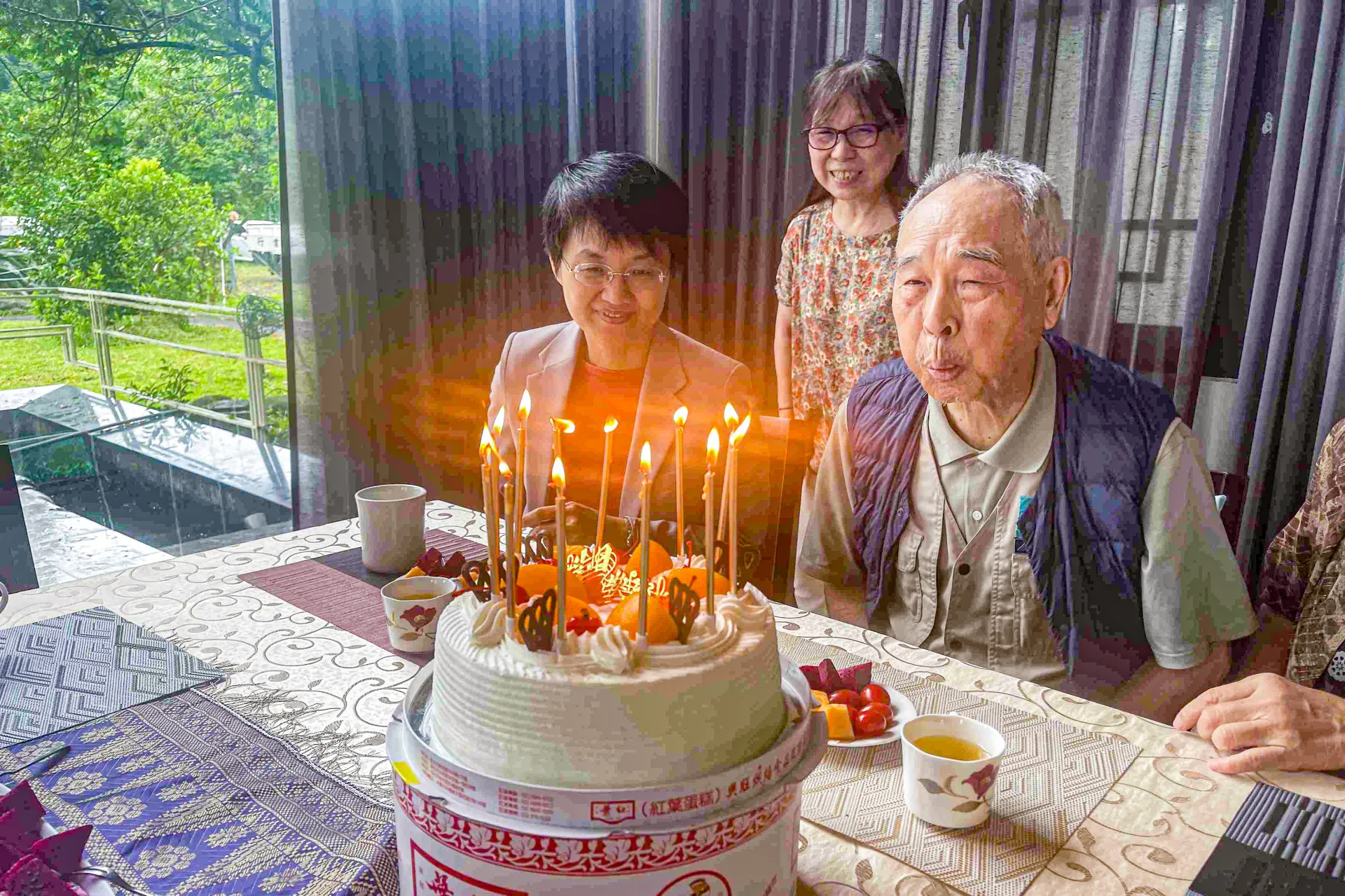 國寶級客籍作家李喬92歲壽誕,客委會主委古秀妃前往祝賀。客委會提供
