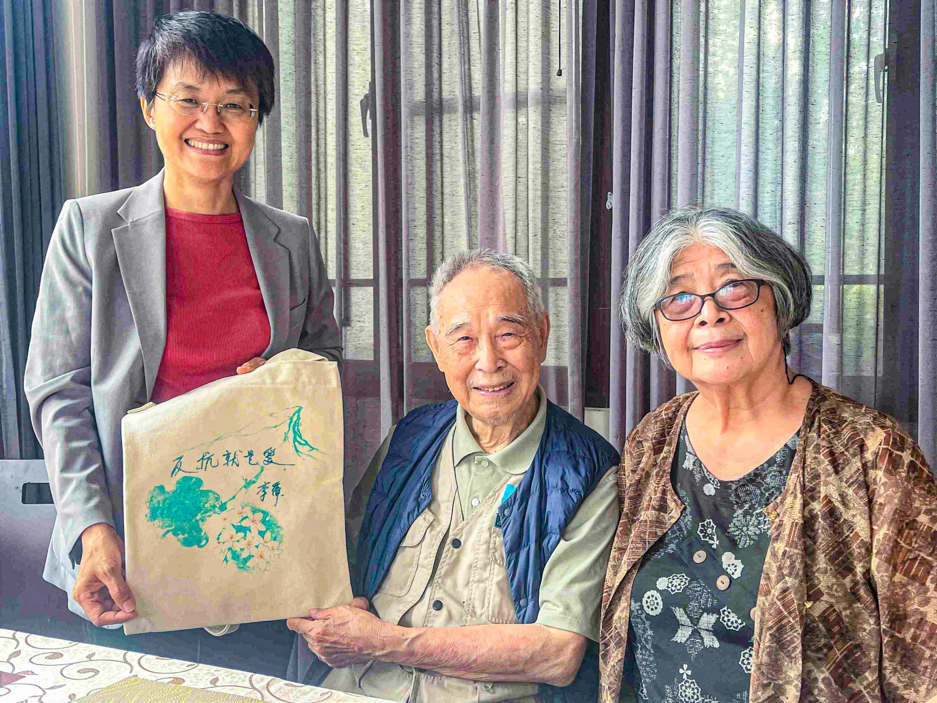 國寶級客籍作家李喬92歲壽誕,客委會主委古秀妃前往祝賀。客委會提供