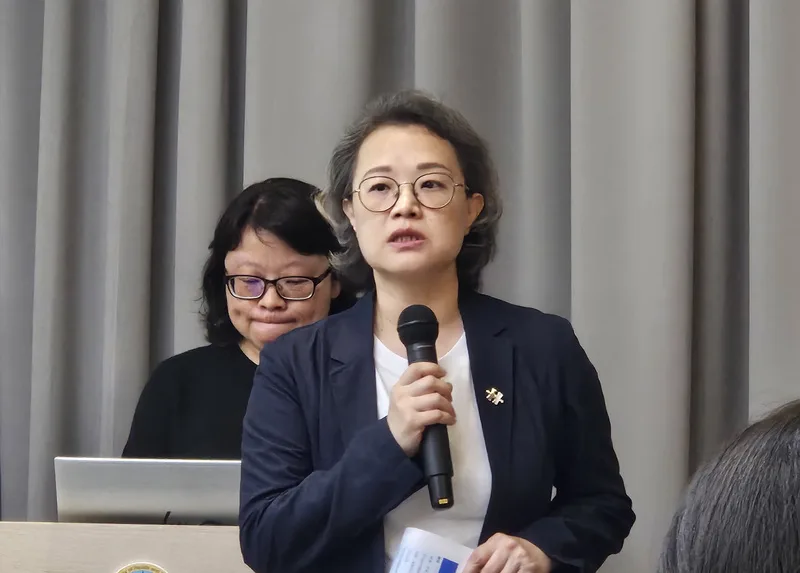 衛福部心理健康司代理司長鄭淑心（前）表示，台灣青、中、壯年世代的自殺趨勢呈現上升，相關單位也積極投入資源因應。中央社