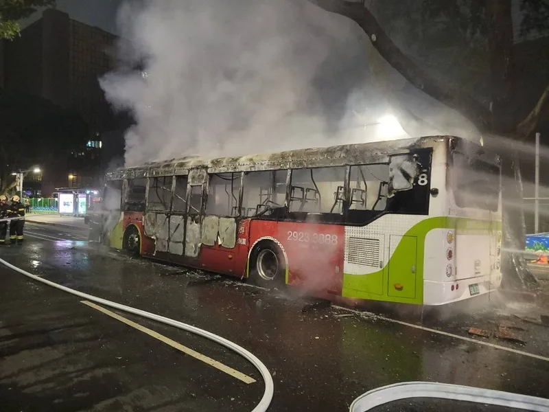 台北市松山區敦化北路16日晚間發生公車起火事故，疑因電動公車電池故障釀禍，幸車上乘客及早疏散，現場無人傷亡，火勢也順利撲滅。中央社