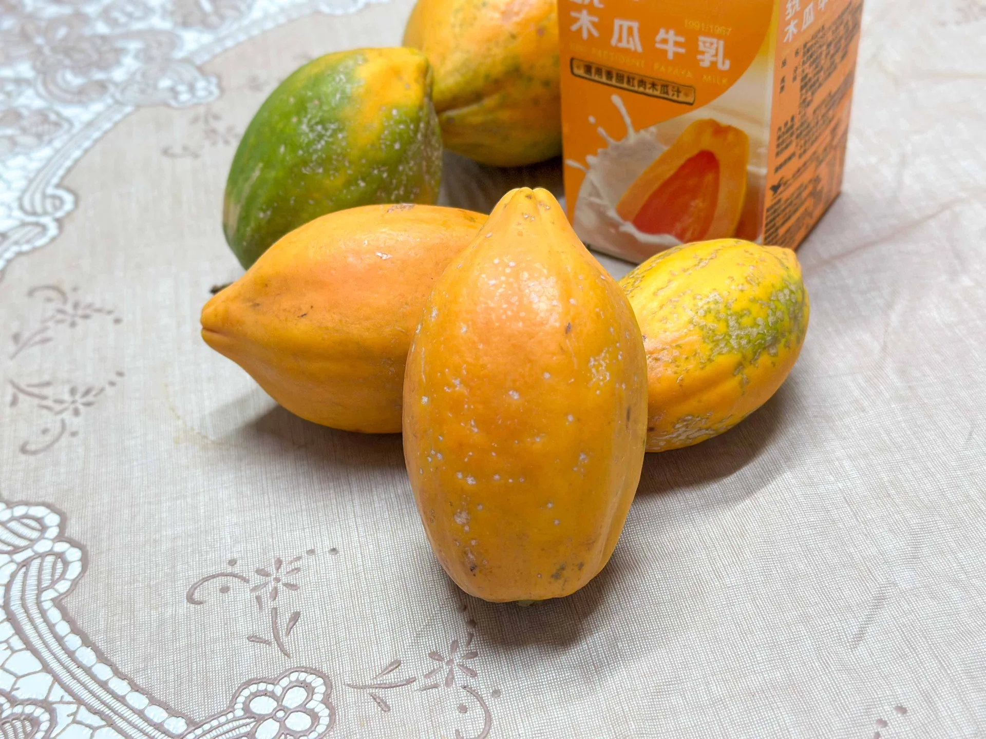 做成鋁箔包飲料的木瓜牛乳。蕭秀琴攝