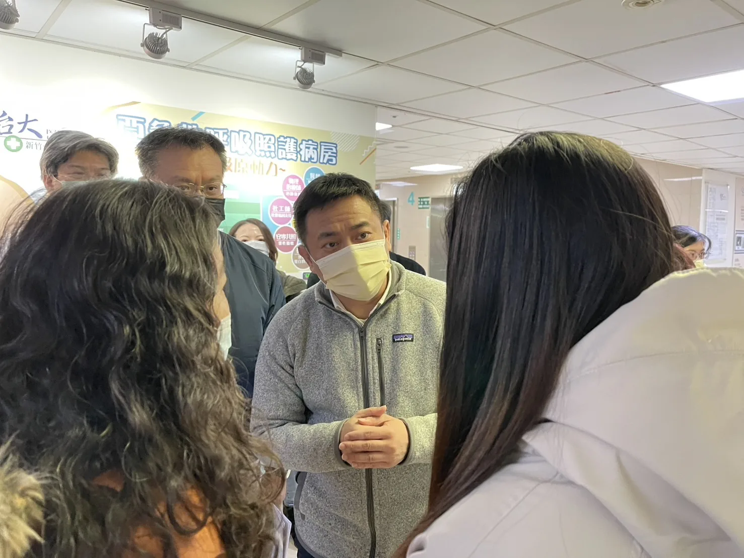勞動部長洪申翰前往探視遠東化纖廠職災勞工、慰問傷者家屬。勞動部提供
