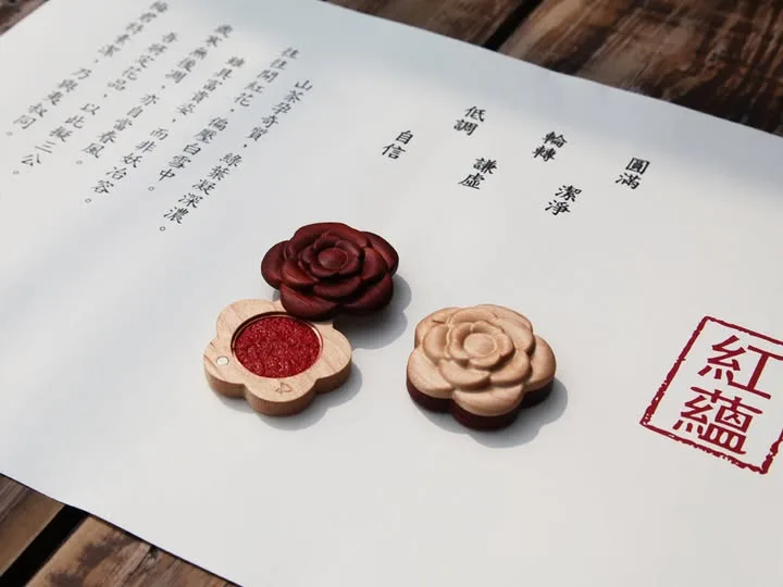 第一屆匠心之夢精巧組銀獎「紅蘊 木質隨身印泥」,由王淑燕創作。新竹文化基金會提供