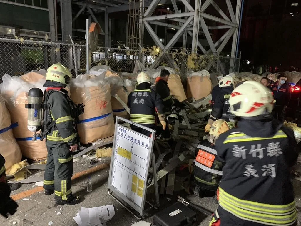 新竹縣新埔鎮遠東新世紀化學纖維總廠2月6日近凌晨3時發生工廠火警。新竹縣消防局提供
