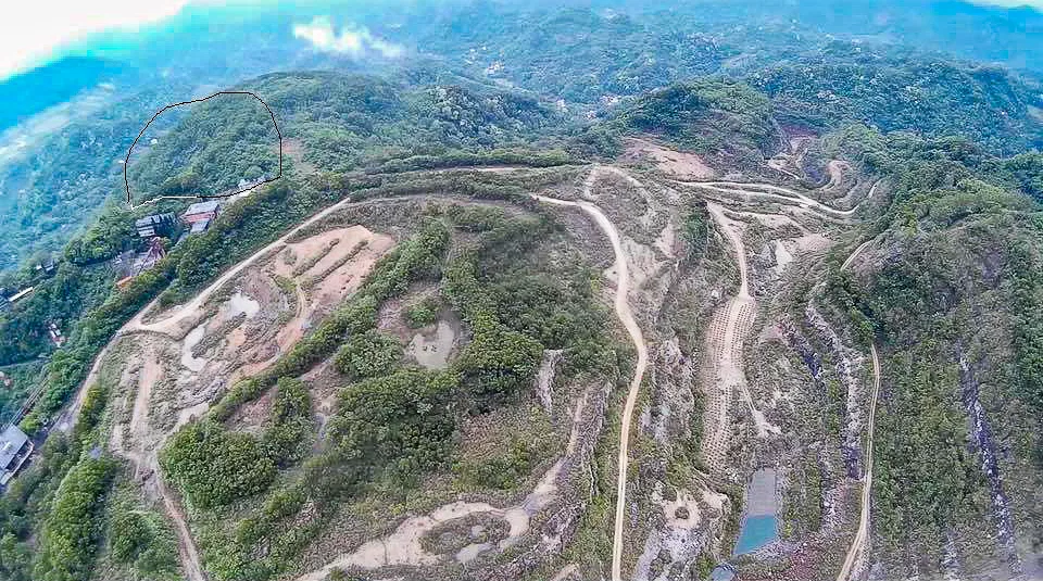 空拍畫面顯示亞泥在關西赤柯山開採痕跡,山體支離破碎。陳權欣提供