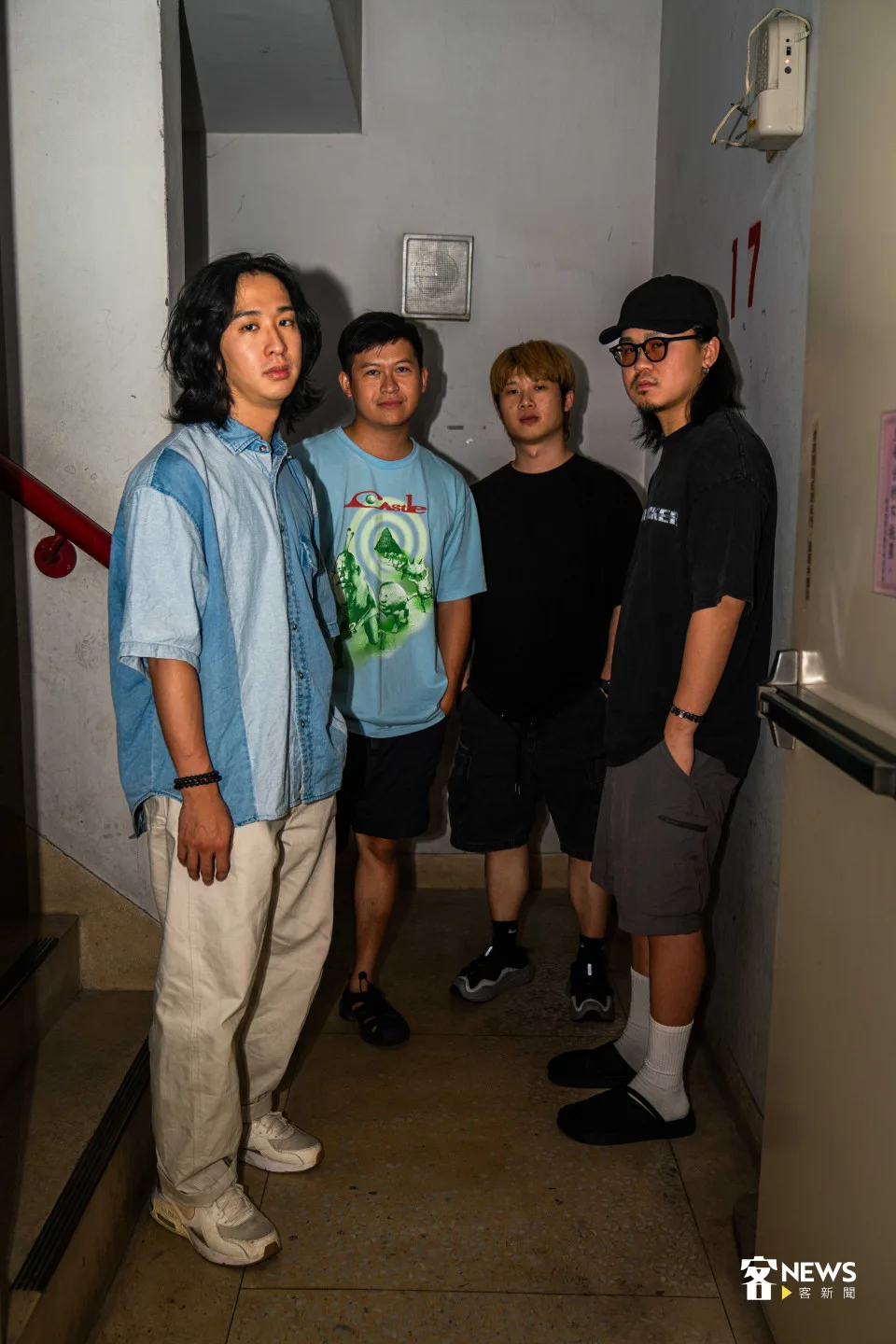 主唱、吉他手—阿倫(右一)廣播電台音控、鼓手—李牧(右二)滾石移動數位音樂上架、吉他手—山姆(左二)斜槓青年、貝斯手—張喆(左一)醫院放射師。宋佩遙攝
