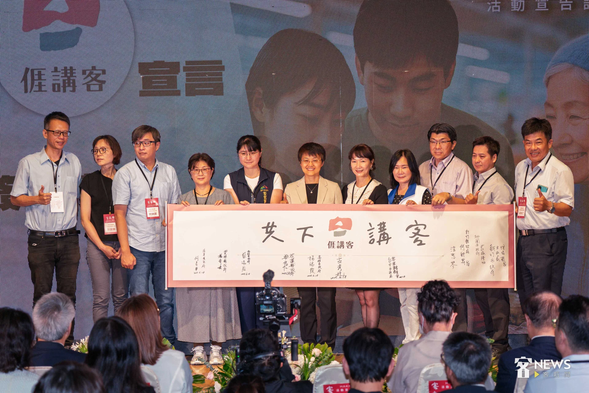 客委會主委古秀妃與各縣市政府簽署共下講客宣言。李台源攝