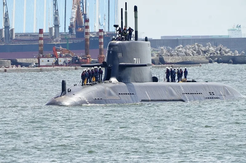 國造潛艦原型艦海鯤艦(圖)17日駛出高雄港外,進行第一次海上測試(SAT)。中央社
