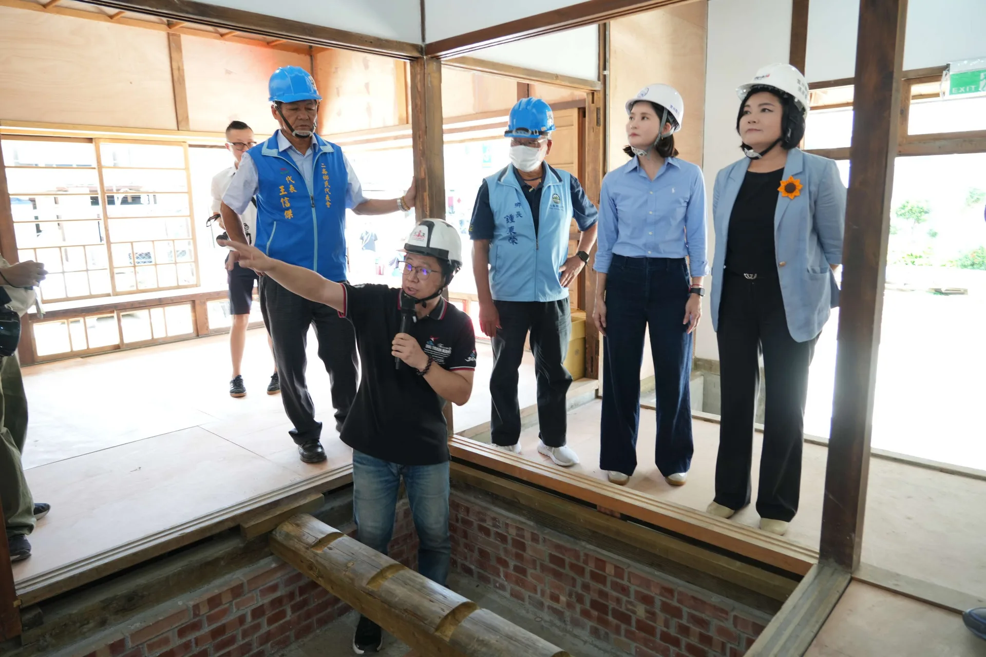 雲林縣長張麗善(右一)、文觀處長陳璧君(右二)聆聽建築師解說二崙分駐所眷舍的修復過程。雲林縣政府提供