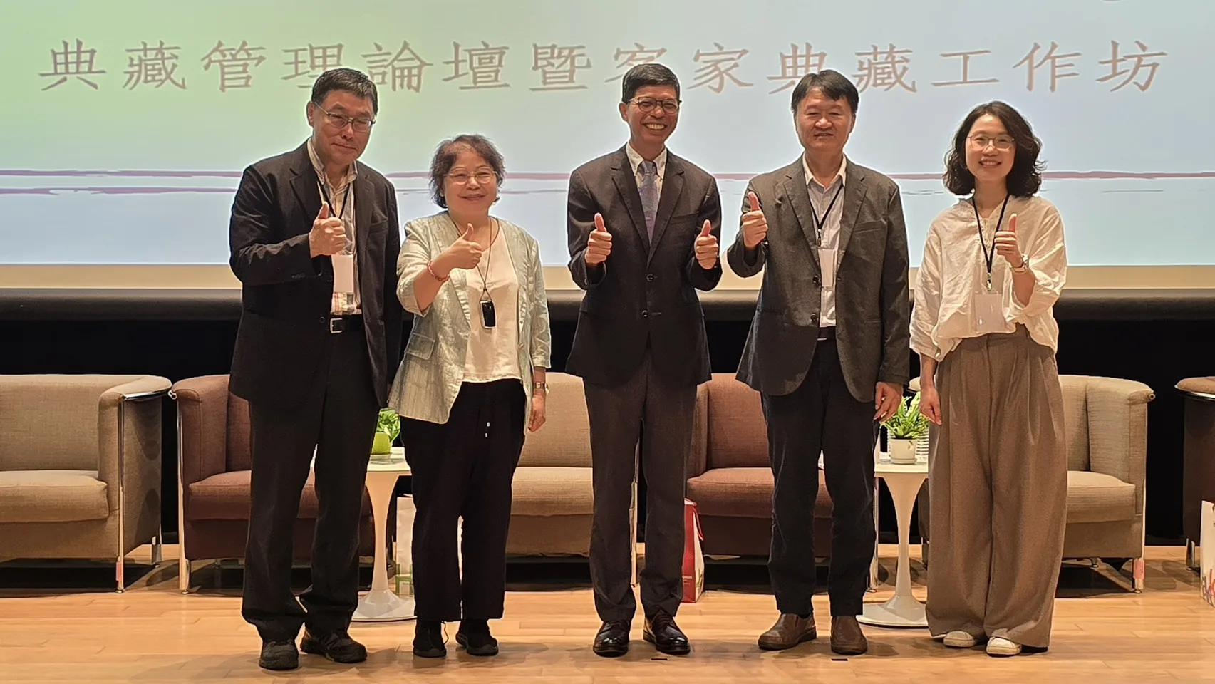 客發中心何金樑主任(左三)致贈禮物予臺史博張隆志館長(左一)、科工館李秀鳳館長(左)。客委會客發中心提供