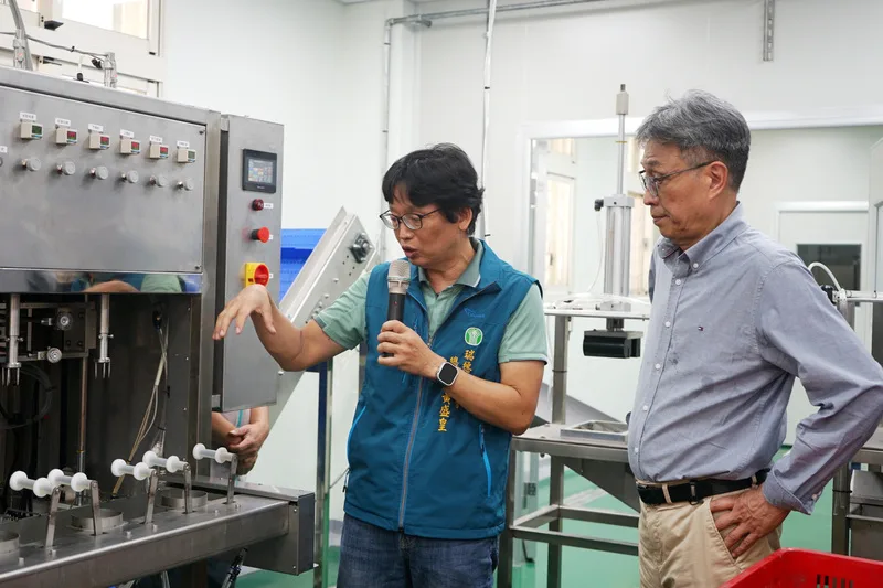 農業部長陳駿季(右)參觀花蓮文旦柚加工廠。中央社