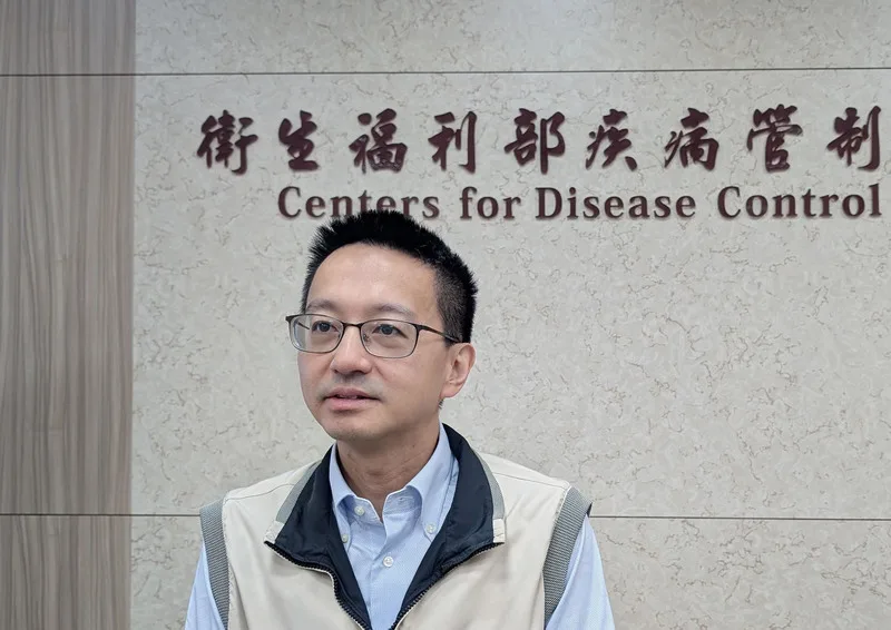 疾管署發言人羅一鈞(圖)20日呼籲,染病媽媽的母奶證實可能含腸病毒,有腸病毒感染之虞應停餵母乳。中央社
