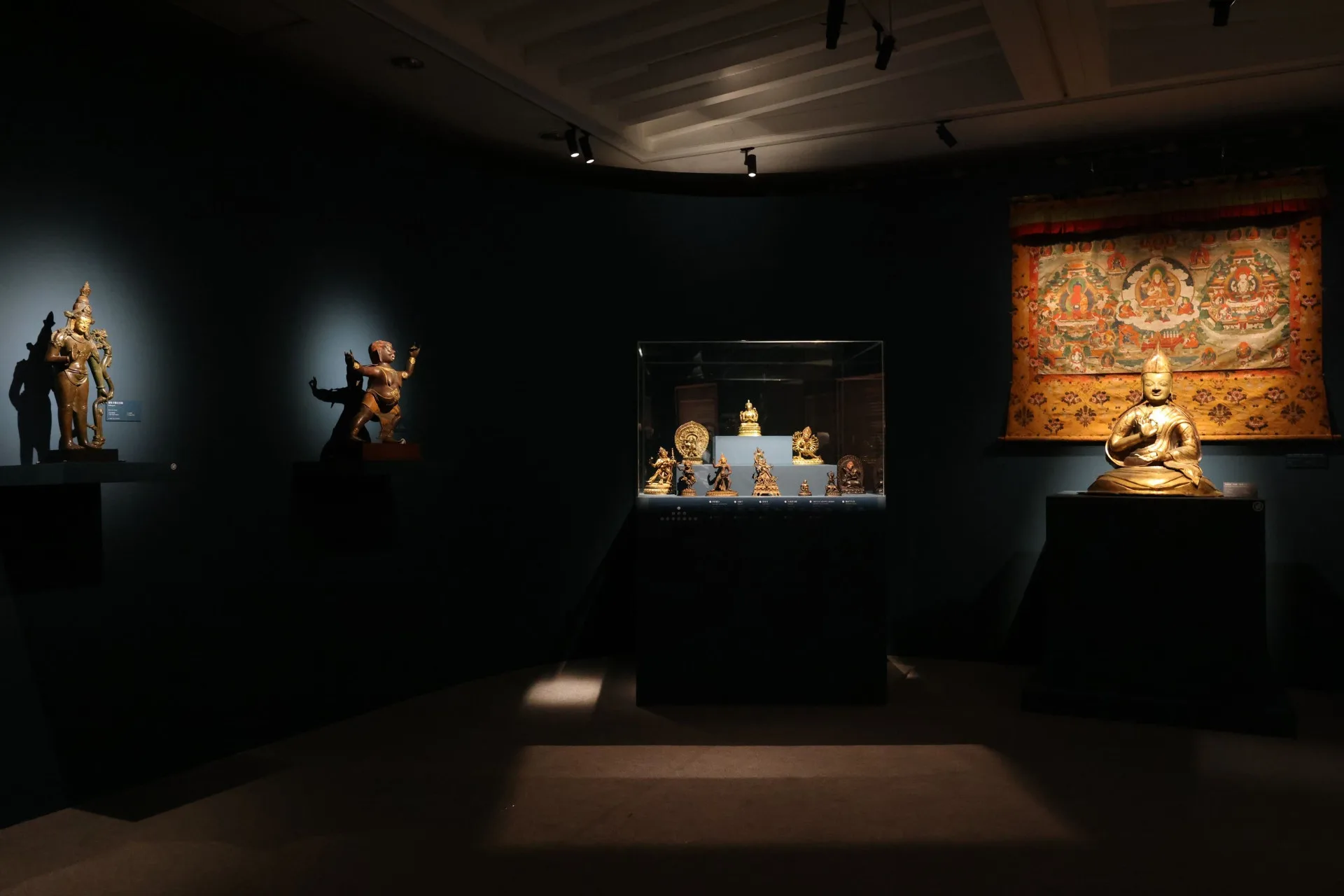《傳承之美–永恆的蒙藏宗教與藝術》特展將自6月21日起展出至2026年1月11日,以「漢傳佛雕藝術之美」、「藏傳佛教的傳承法脈」、「曼荼羅」及「蒙藏工藝」4大單元呈現。
