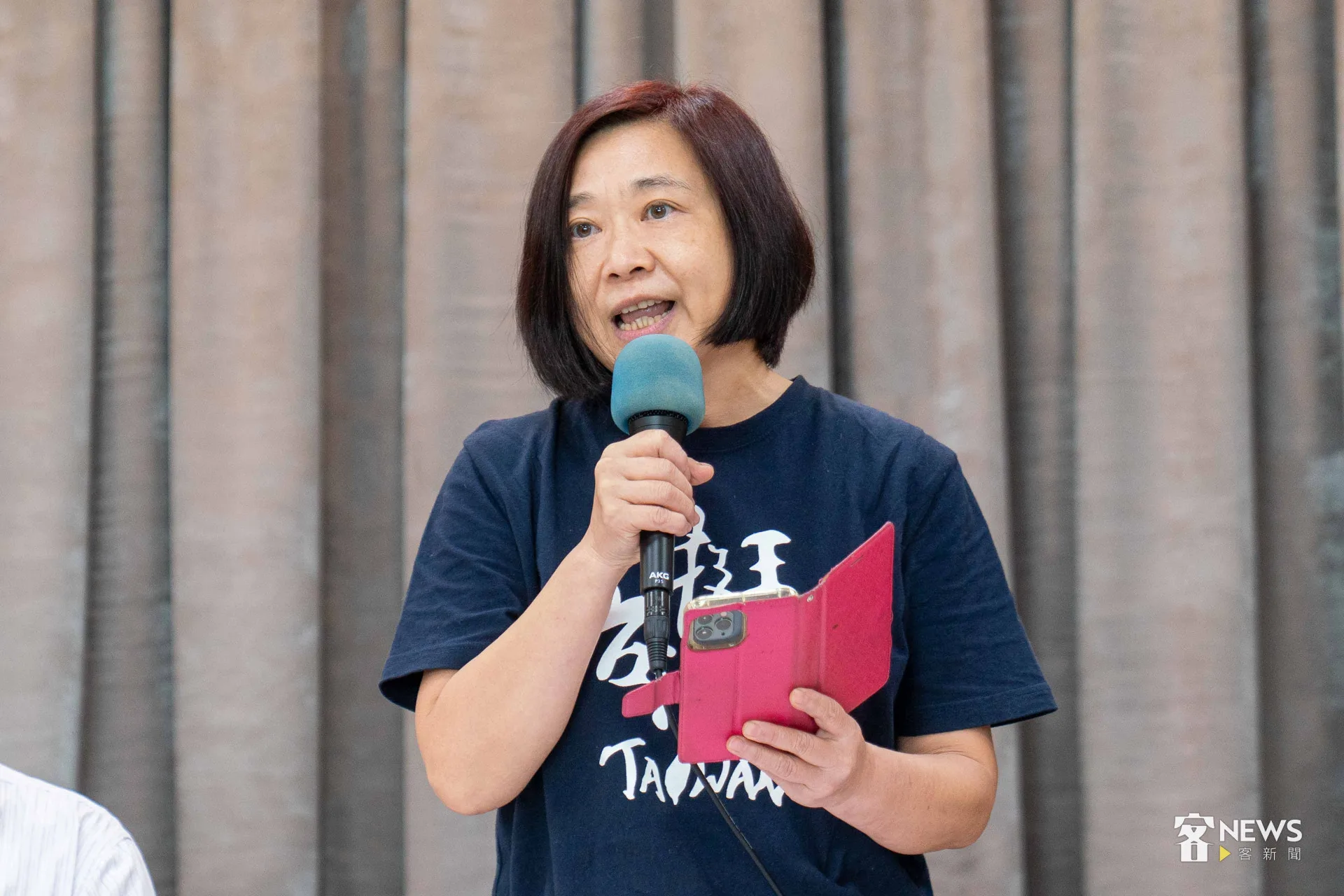 作家劉慧真代表李喬發言,他指出客家人從不冷漠退縮,面對國家危機更應挺身而出。李台源攝