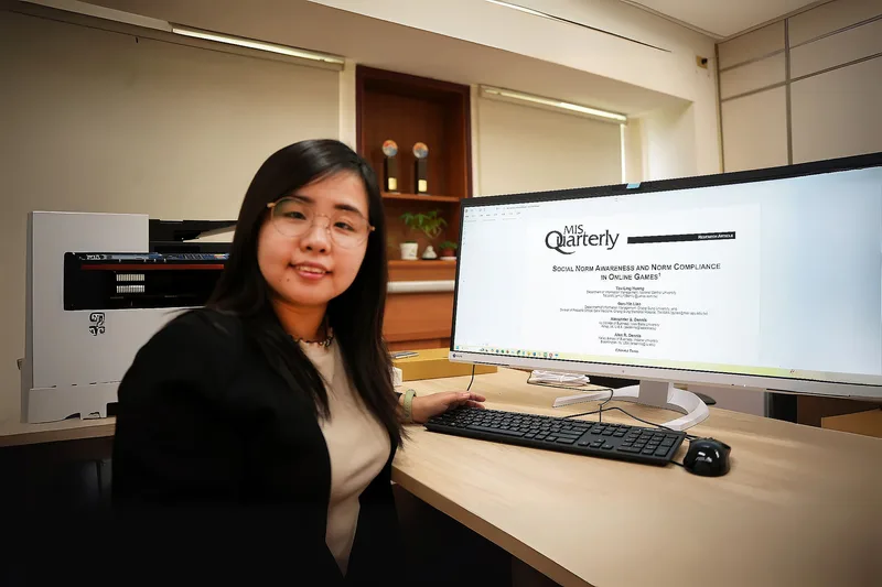 中央大學資訊管理學系助理教授黃子菱參與國際合作計畫,透過研究探討線上遊戲社群,發現社會臨場感、社群學習、指引支持等3項因素對提升玩家的社會規範認知有顯著影響。中大提供