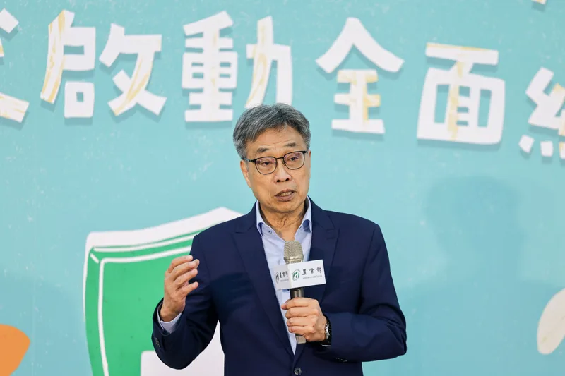 陳駿季出席執勤犬保險啟動記者會。中央社