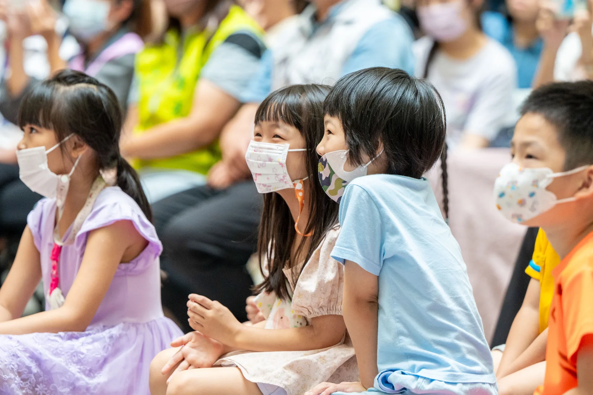 台下孩童欣賞表演。桃園市政府提供