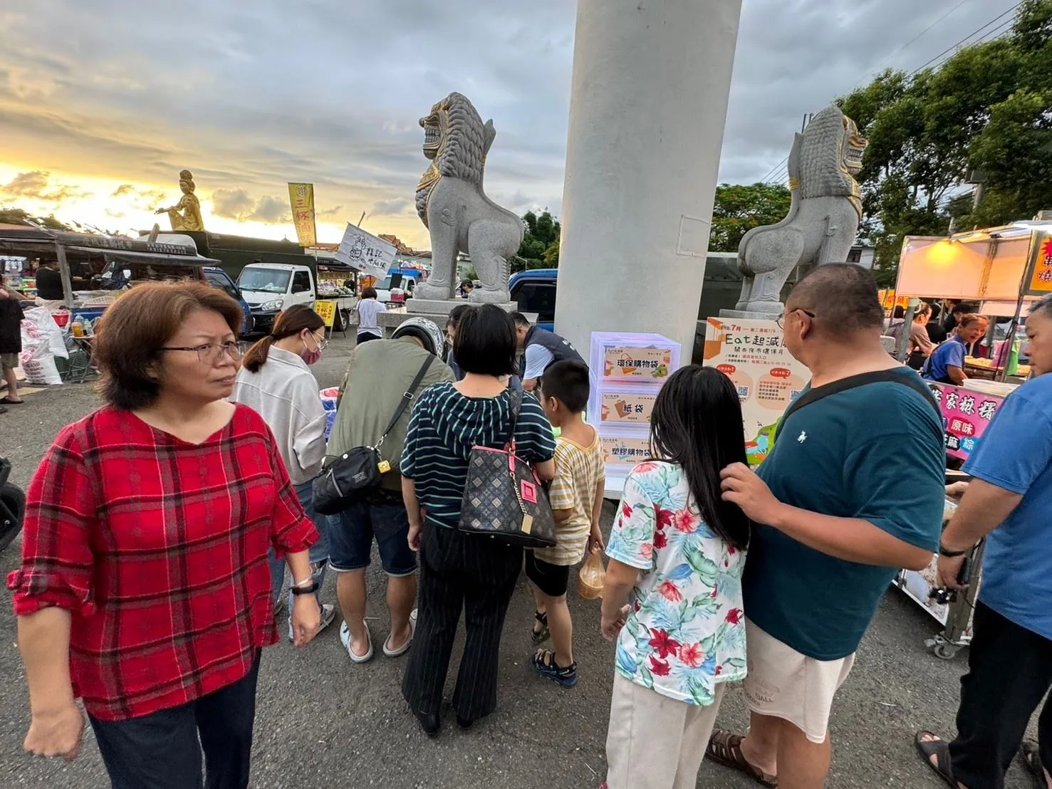 關西環保夜市，民眾熱烈響應。