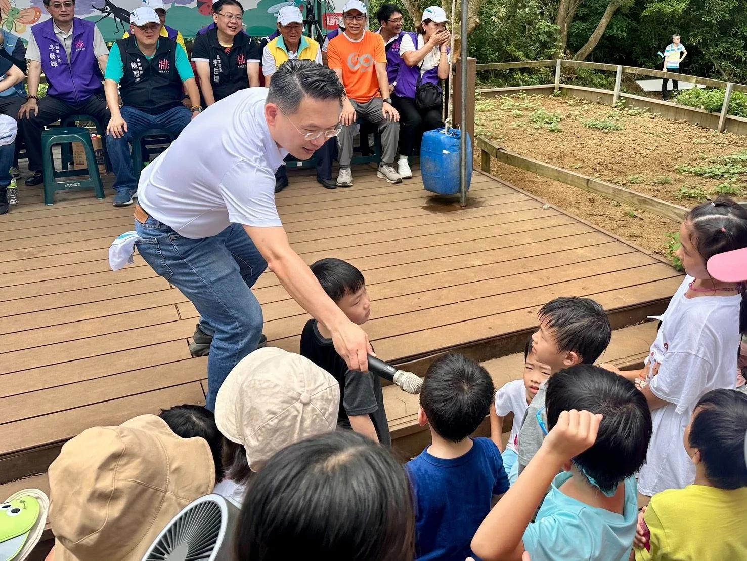桃園市副市長蘇俊賓29日上午前往桃園市蘆竹區,出席「羊稠步道甲蟲季暨節能減碳宣導活動」,與現場互動。桃園市政府提供