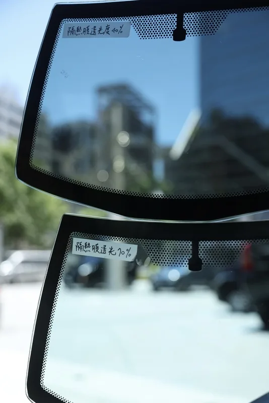 交通部公布汽車車窗及擋風玻璃黏貼隔熱紙使用指引，車輛前擋黏貼可見光透過率70%以上（下），前側窗40%以上的隔熱紙（上）。中央社