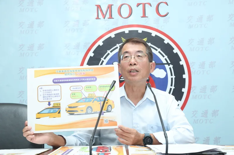 交通部公路局長陳文瑞（圖）指出一般車輛前擋黏貼可見光透過率70%以上，前側窗40%以上隔熱紙，計程車後側窗及後窗40%以上隔熱紙。中央社