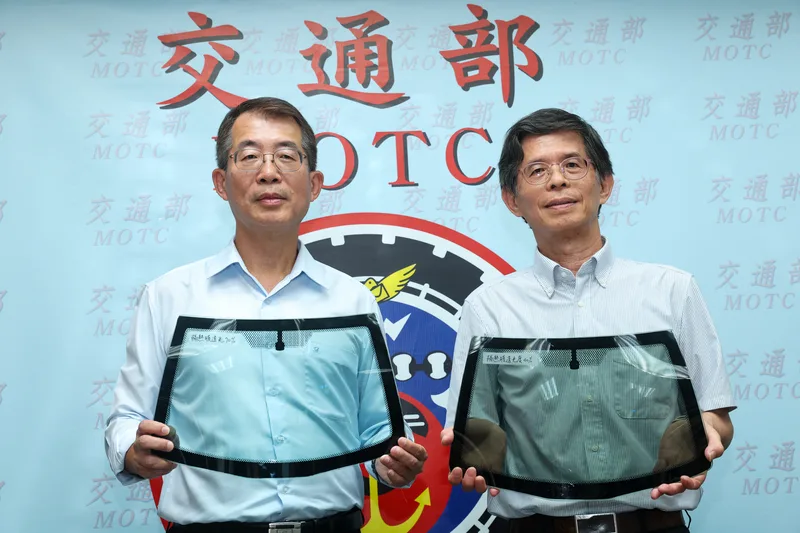 交通部公布汽車車窗及擋風玻璃黏貼隔熱紙使用指引，公路局長陳文瑞（左）與監理組長魏武盛（右）展示合規隔熱紙。中央社