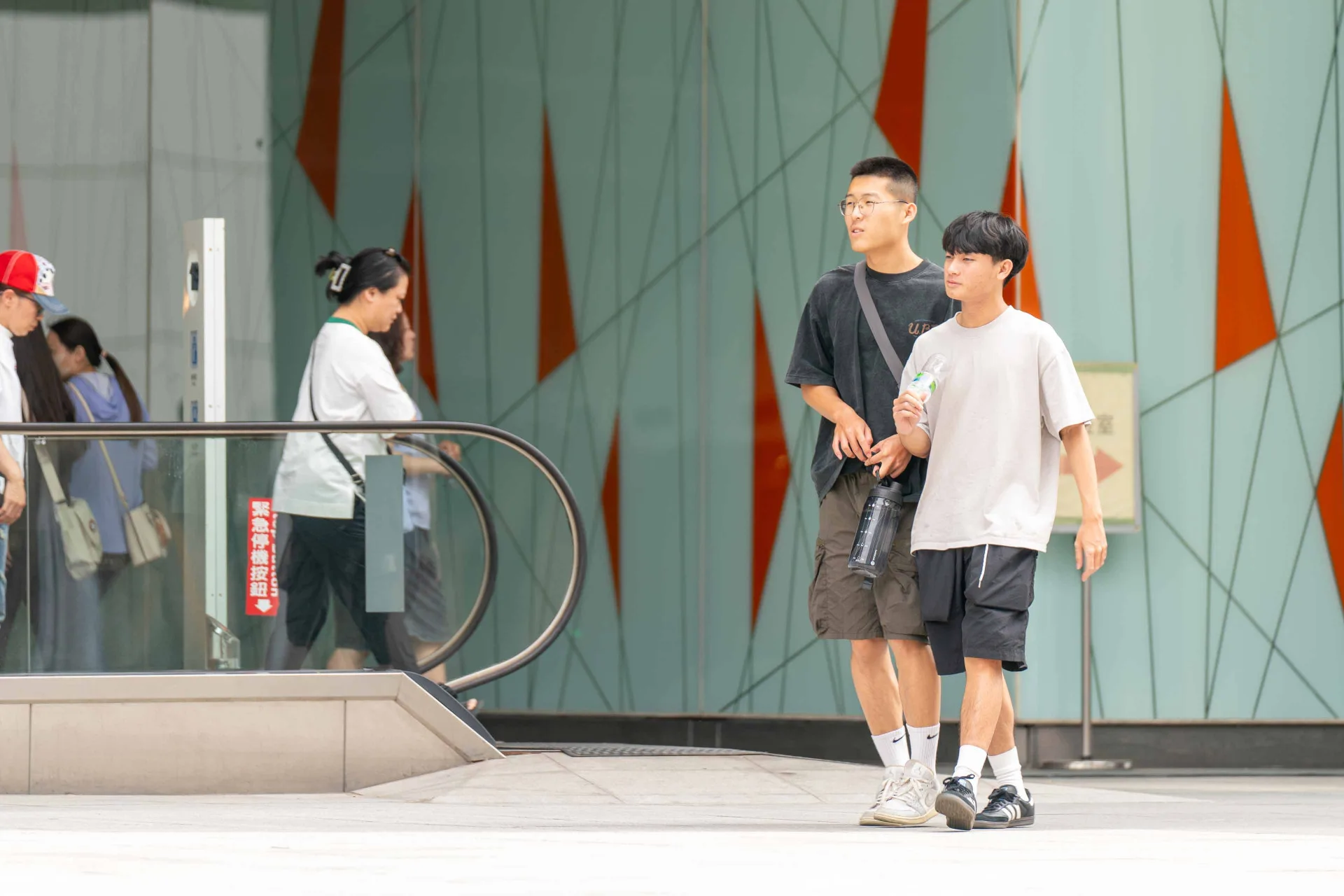 手搖飲含糖、人工甜味劑量，與調查到的民眾飲用習慣進行分析，發現以18到39歲、大學學歷畢業、男性等族群攝取糖量較多。示意圖。客新聞資料照