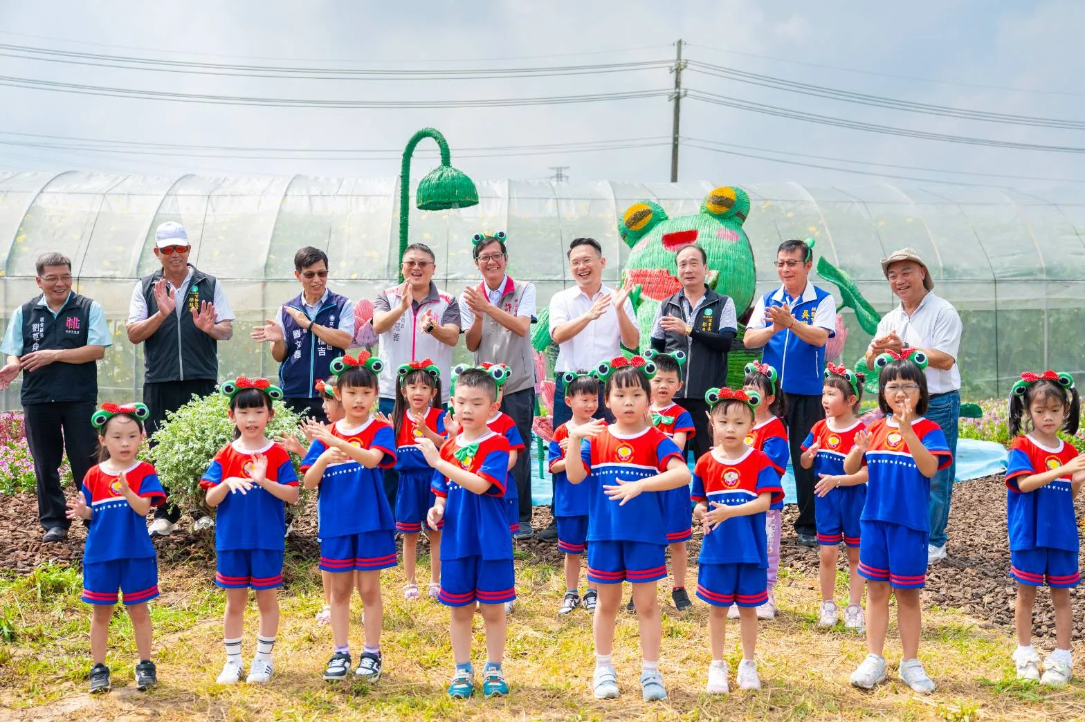 桃園市副市長蘇俊賓（右4）今（1）上午前往觀音區，出席「2025桃園蓮花季開幕記者會」，與小朋友合影。桃園市政府提供