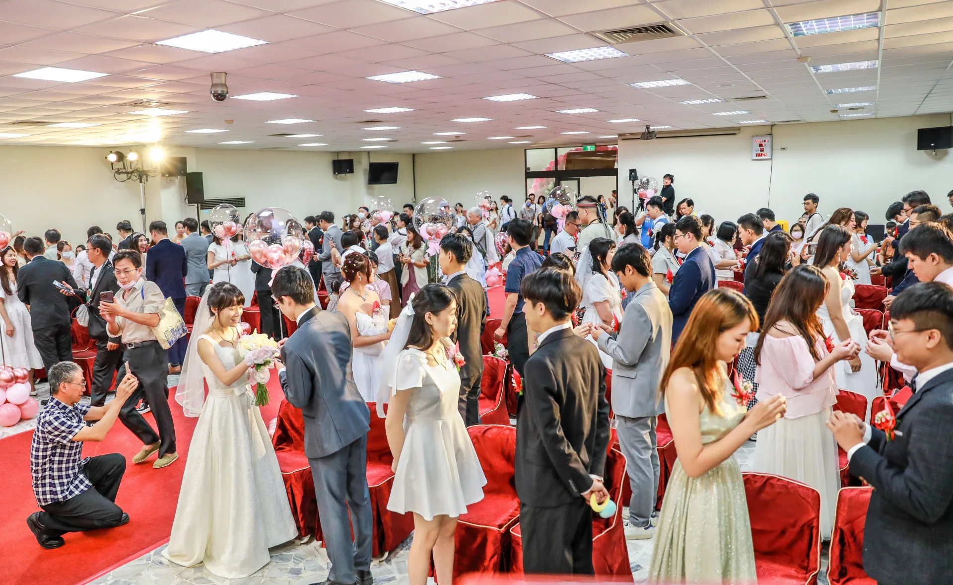 竹縣府2025年集團結婚將贈送2萬元遠東百貨提貨券。竹縣府提供資料照片