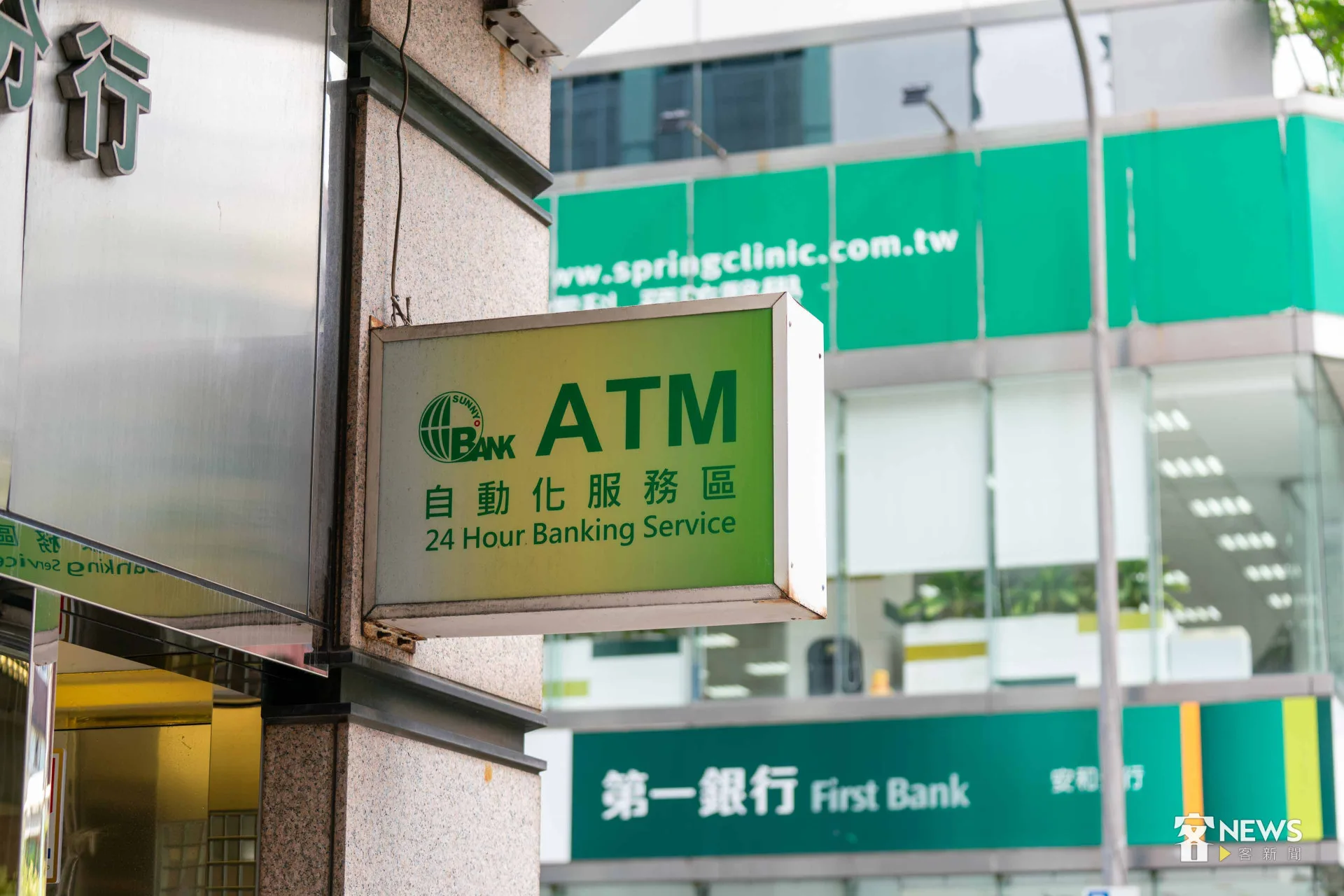 財政部說明,全台提供領現的ATM共2萬8千餘台,覆蓋率超過8成。銀行ATM、金融。李台源攝、客新聞資料照。