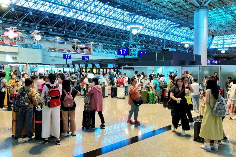 桃機湧現出國人潮，暑假期間預估有13天單日上看14萬人次，提醒旅客確認後提前出發，並善用智慧化服務節省等待時間。中央社